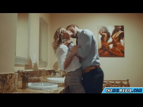 ❤️ Keď vás prsnatá blondínka zvádza na verejných toaletách ❤ Kvalitné porno na nás ❌